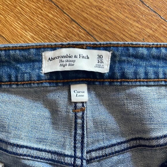 NWOT Abercrombie Curve Love jeans size 30/10r - Picture 2 of 3